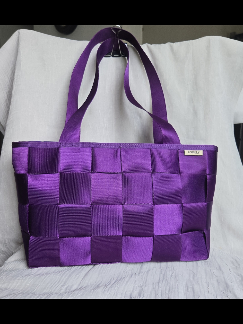 Comely Seatbelt Bag